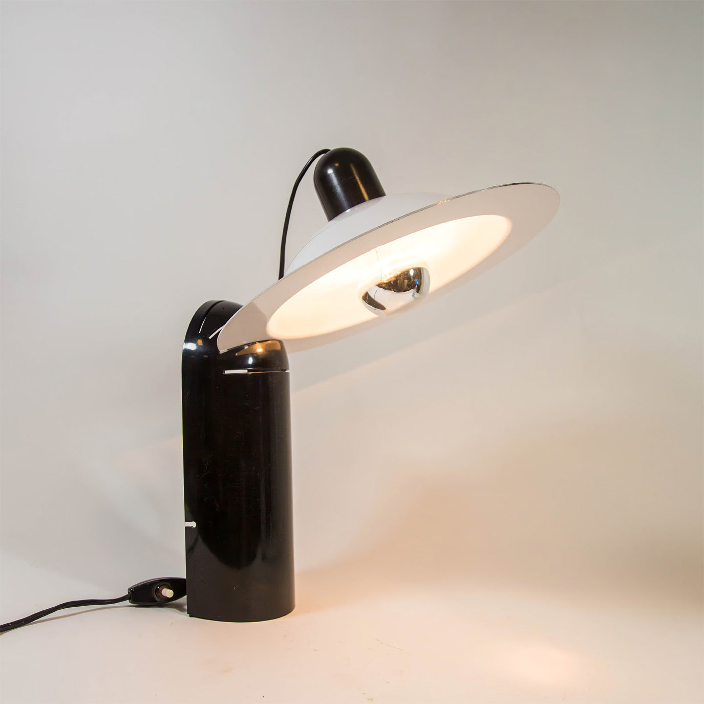 VibeLamp - Adjustable Shade Design Table Lamp