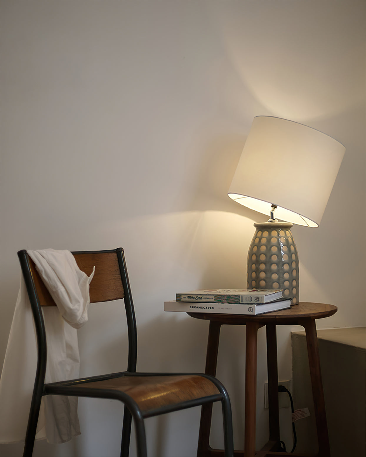 GlowVase - Vibrant Ceramic Table Lamp Timeless Look