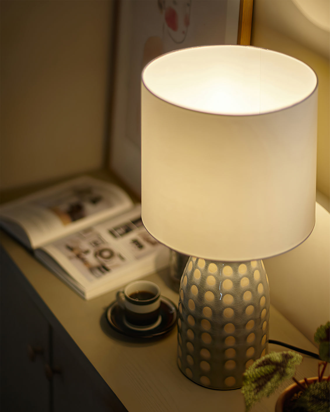 GlowVase - Vibrant Ceramic Table Lamp Timeless Look