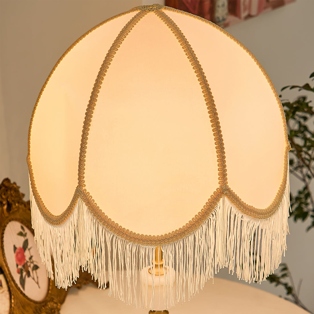 ChicGlow - Elegant Tassel Detail Table Lamp