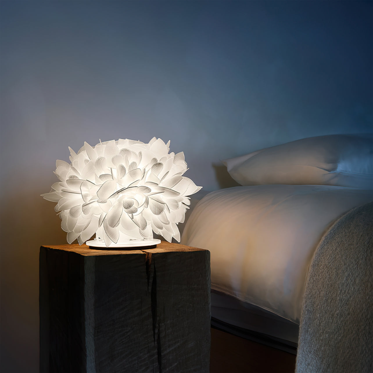 PetalGlow - Chic Metal and Natural Petals Table Lamp