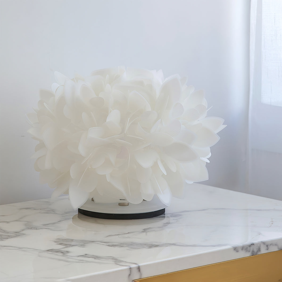 PetalGlow - Chic Metal and Natural Petals Table Lamp