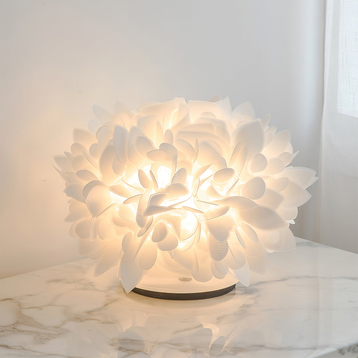 PetalGlow - Chic Metal and Natural Petals Table Lamp