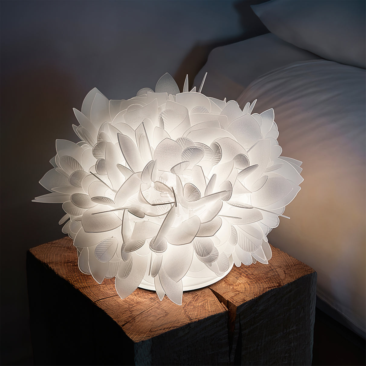 PetalGlow - Chic Metal and Natural Petals Table Lamp